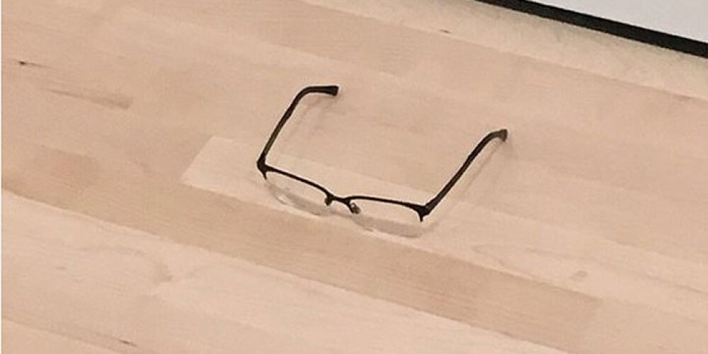 Посетители выставки приняли очки на полу за произведение искусства