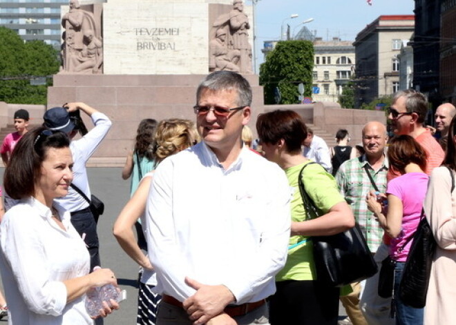 Aicina vīriešus iedrošināt sev mīļās dāmas iet pie ārsta pārbaudīt krūtis. FOTO