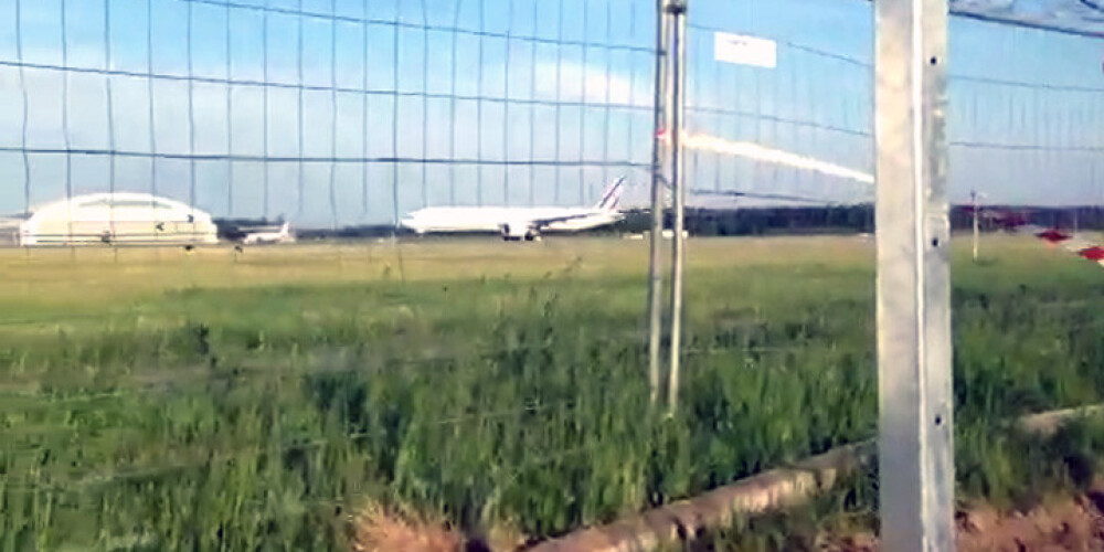 Rīgas lidostā ārkārtas nosēšanos veikusi "Air France" lidmašīna. Aculiecinieka VIDEO