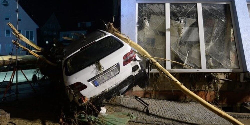 Plūdi Vācijā dzēš vismaz 4 cilvēku dzīvības; daudzi iesprostoti savos auto, mājās un birojos