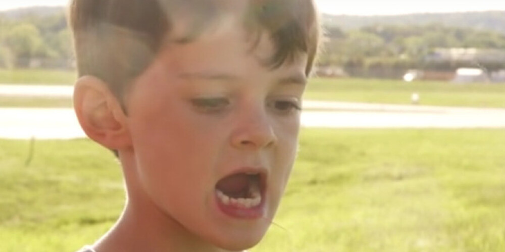 Šim zēnam kustējās zobiņš. Tas, ko izdarīja viņa tētis, pārsteidz daudzus! VIDEO