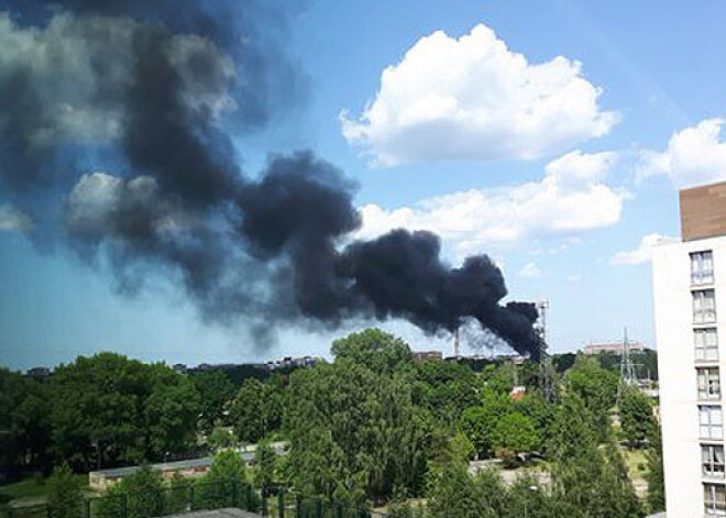 Čiekurkalnā 70 kvadrātmetru platībā deg jumta plāksnes. FOTO (papildināta)