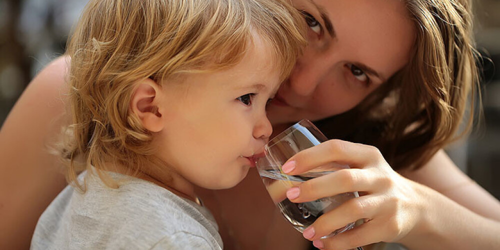Pediatre: "Bērniem jāiemāca padzerties ar ūdeni, nevis saldinātajām limonādēm"