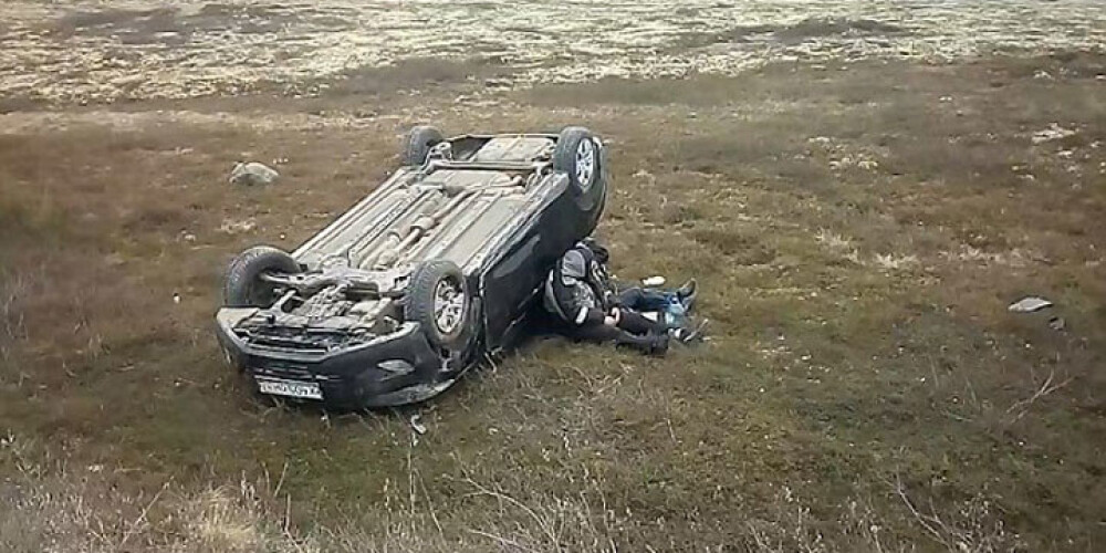 Tā Krievijā divi vīri pēc avārijas nodzer bēdas. VIDEO