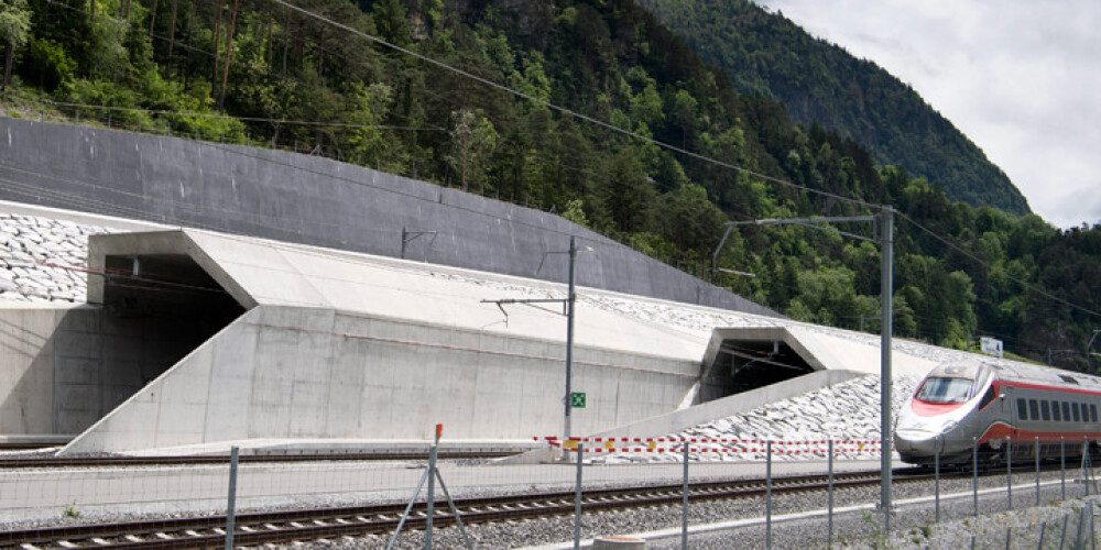 Šveicē atklāts pasaulē garākais dzelzceļa tunelis - 57 km zem Alpiem