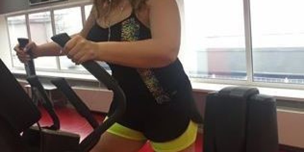 Екатерина Скулкина потеет в спортзале, чтобы еще больше похудеть
