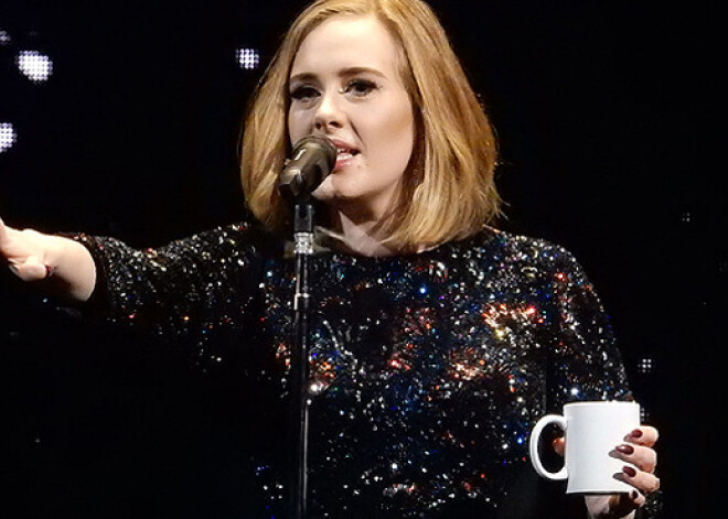 Adele pamatīgi dusmojas uz fani, kas filmē viņas koncertu. VIDEO