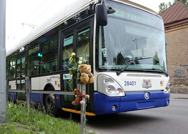 No apdrošinātāja piedzen 100 000 eiro par trolejbusa nobraukto sievu un meitiņu