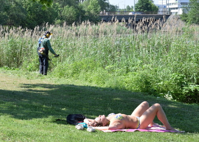 Šodien turpināsies pamatīga svelme, vietām var izaugt negaisa mākoņi