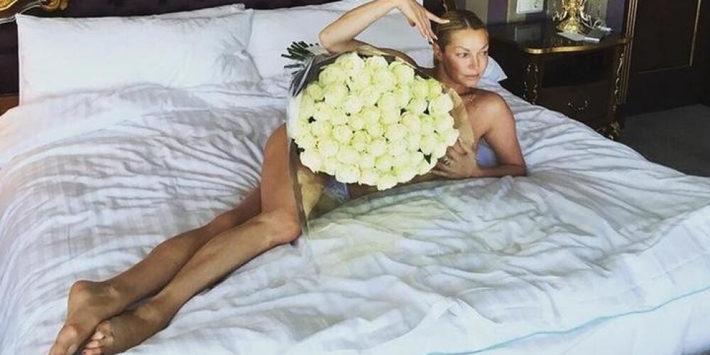 Обнаженная Анастасия Волочкова показала себя в постели с букетом роз