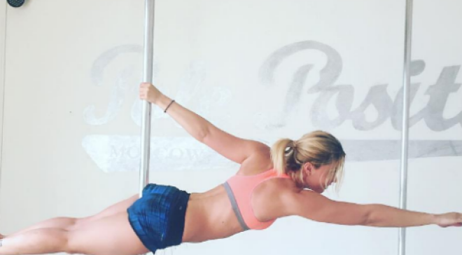 Агата Муцениеце продолжает осваивать танцы у шеста. ФОТО