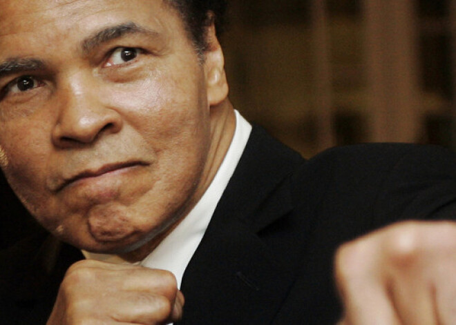 74 gadus vecais bokseris Muhameds Ali ievietots slimnīcā