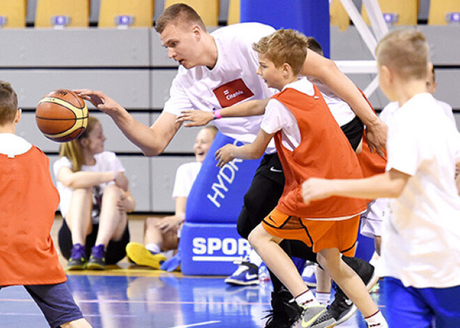 Kristaps Porziņģis mudina jauniešus sportot un ticēt saviem spēkiem. FOTO