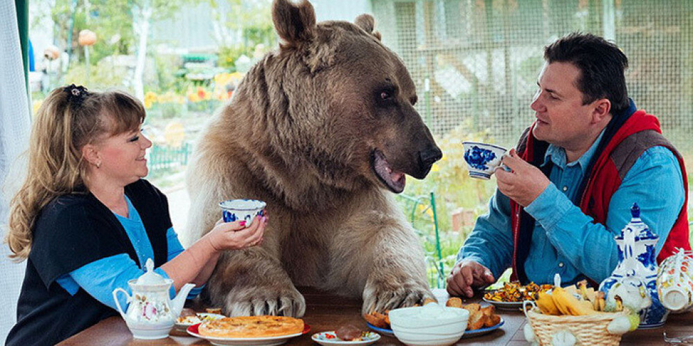Reiz dzīvoja Krievijā: tētis, māmiņa un... lācis ķepainis. FOTO