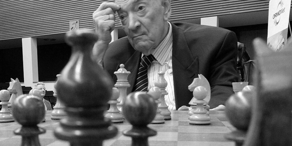 85 gadu vecumā miris šaha lielmeistars Korčnojs