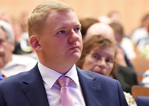 Par politiskās partijas "Vienotība" priekšsēdētāja vietnieku pirmdienas valdes sēdē ievēlēts Saeimas frakcijas priekšsēdētāja vietnieks Edvards Smiltēns.