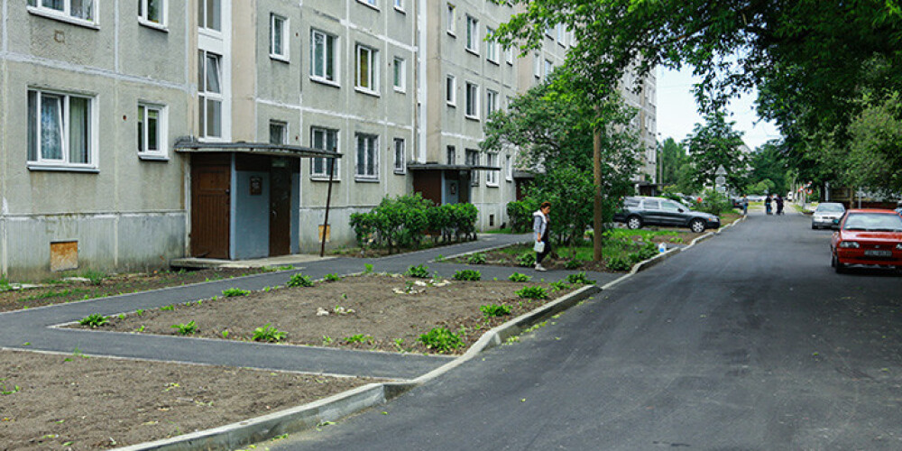 Turpinās pagalmu sakārtošana vairākās Rīgas apkaimēs. FOTO