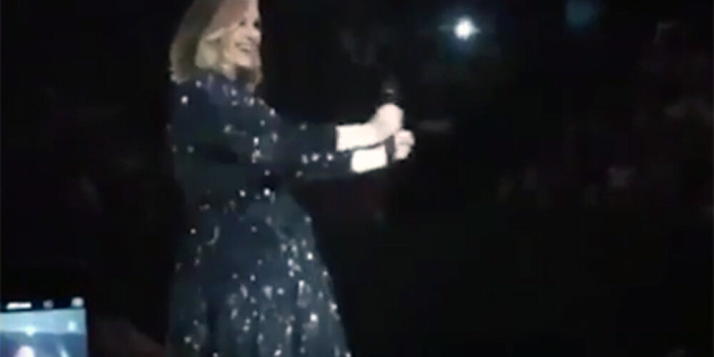 Adele koncertā, pēc fanu lūguma, dzied "Spice Girls" dziesmu. VIDEO