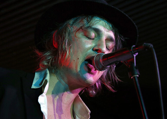 Pīts Dohertijs sacer dziesmu par "Bataclan" terora akta upuriem