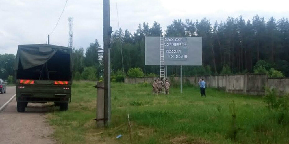 Daugavpils ceļmalā novākts pret NATO vērsts plakāts