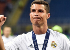 Par 31 gadu veco portugāļu uzbrucēju Ronaldu samaksāti 116 miljoni dolāru saskaņā ar Nīderlandes bankas "ING Groep NV" analīzi.