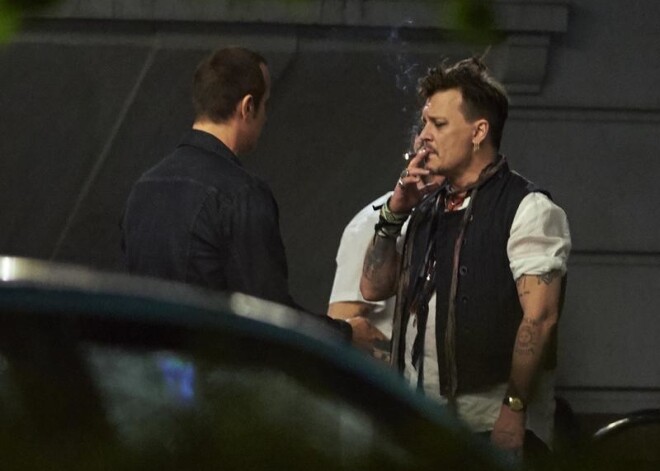 Džonijs Deps pie viesnīcas bāra Dānijā apvadījis vairākas stundas naksnīgās sarunās ar kādu noslēpumainu gaišmati. Aculiecinieki apgalvo, ka bijis acīmredzams, ka pāris jau iepriekš bijis pazīstams. Aktieris arī neatteicās aprunāties ar faniem un pozēt kopīgām fotogrāfijām.