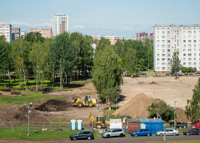 Rīgas 84.vidusskolas teritorijā pie Deglava ielas kalna izstādīs laikmetīgās mākslas darbus