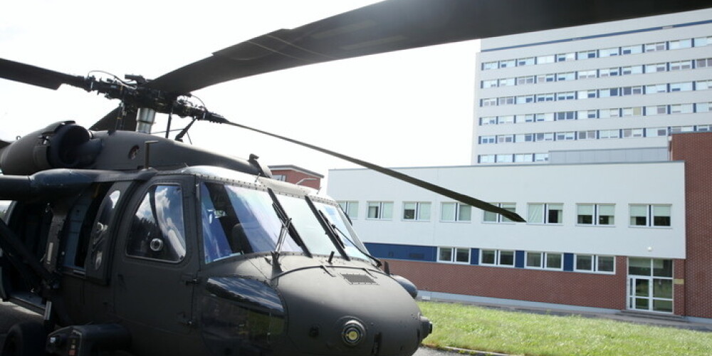 Rīgā helikopters aizķer trolejbusa vadus
