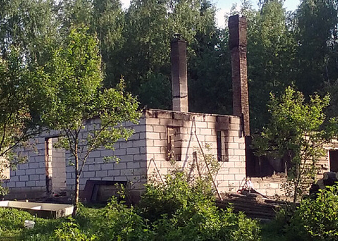 Nodegusi Cesvaines skolotājas Daigas māja. Lūgums palīdzēt brīnišķīgajai skolotājai! VIDEO