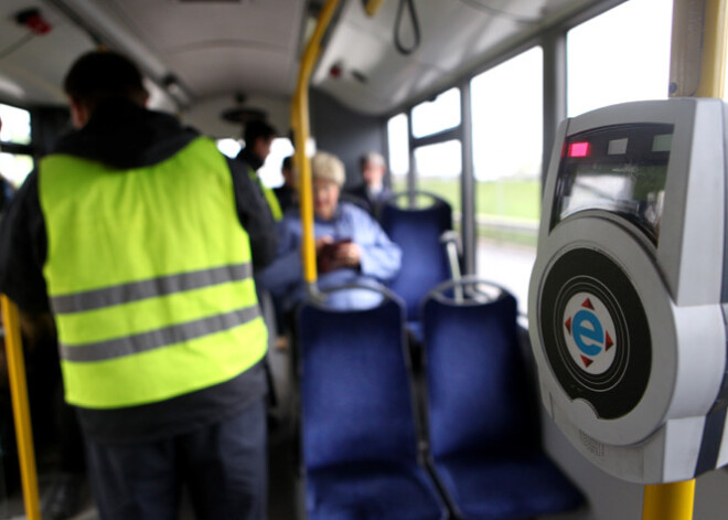 Maijā sabiedriskajā transporta veiktas 25 052 biļešu pārbaudes