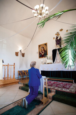 Katru dienu ilgu laiku Veronika atvēl lūgšanām, kas skan četrās valodās. Viņa lūdz svētību tiem, ko skar viņas rokas, arī mūsu garīgajiem un politiskajiem vadītājiem, mūsu tautai un Māras zemei.