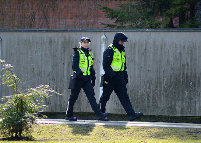 Rīgas pašvaldības policistus prēmēs par iedzīvotāju glābšanu ugunsgrēkā