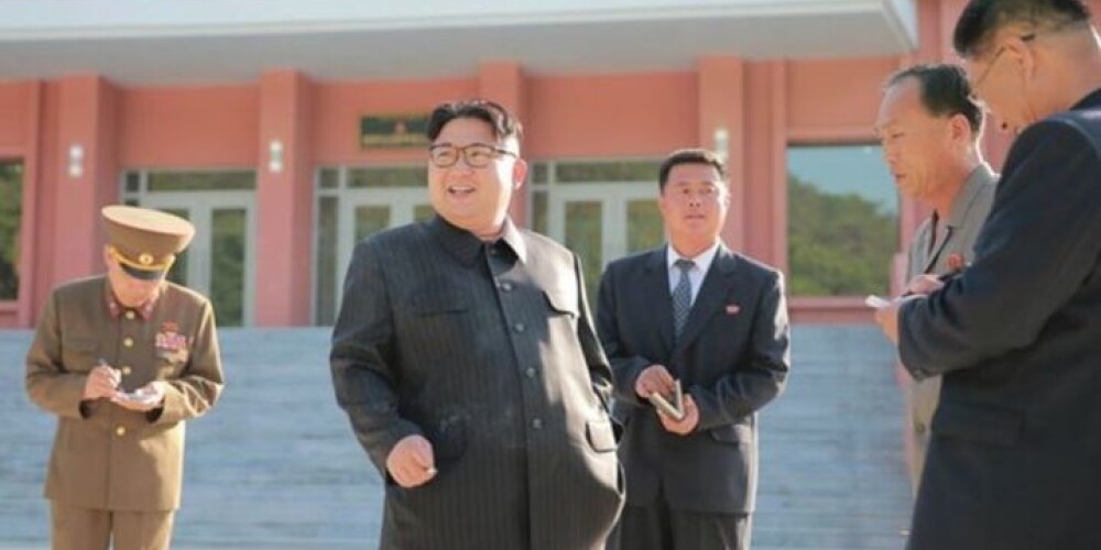 Visā Ziemeļkorejā izvērsta pretsmēķēšanas kampaņa, bet pats Kims... ar ļuļķi pirkstos