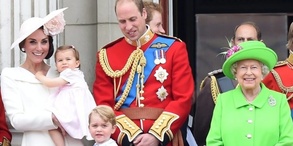 Герцогиня Кэтрин и принц Уильям впервые появились на публике с обоими детьми