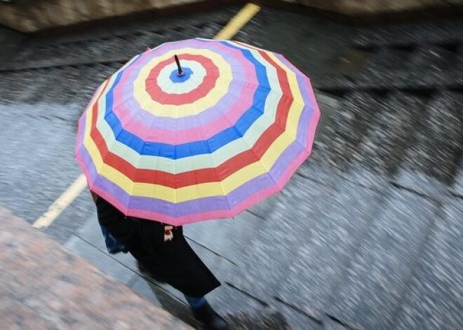 Šīs brīvdienas tiks aizvadītas ar lietu un stipru vēju