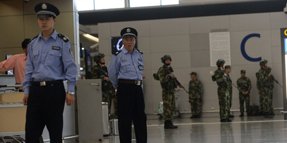 Pašnāvnieks Šanhajas lidostā sarīko sprādzienu un mēģina sev pārgriezt rīkli. FOTO