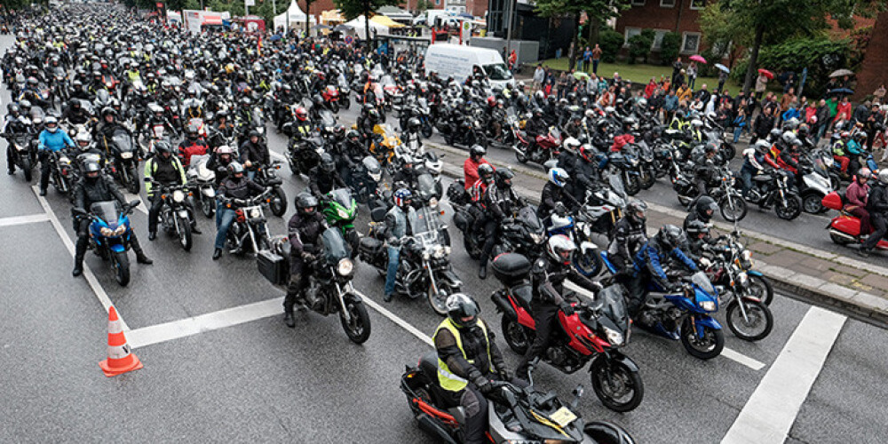 Hamburgā uz ikgadējo baikeru dievkalpojumu ierodas 18 500 motociklistu. FOTO