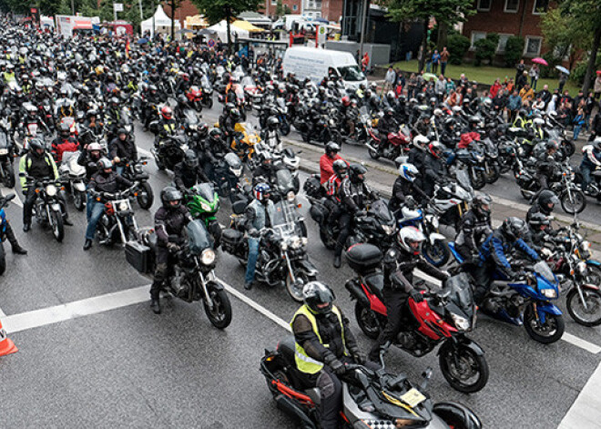 Hamburgā uz ikgadējo baikeru dievkalpojumu ierodas 18 500 motociklistu. FOTO