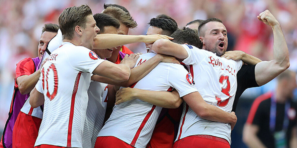 Polija pārspēj Ziemeļīriju un tiek pie vēsturiskas uzvaras