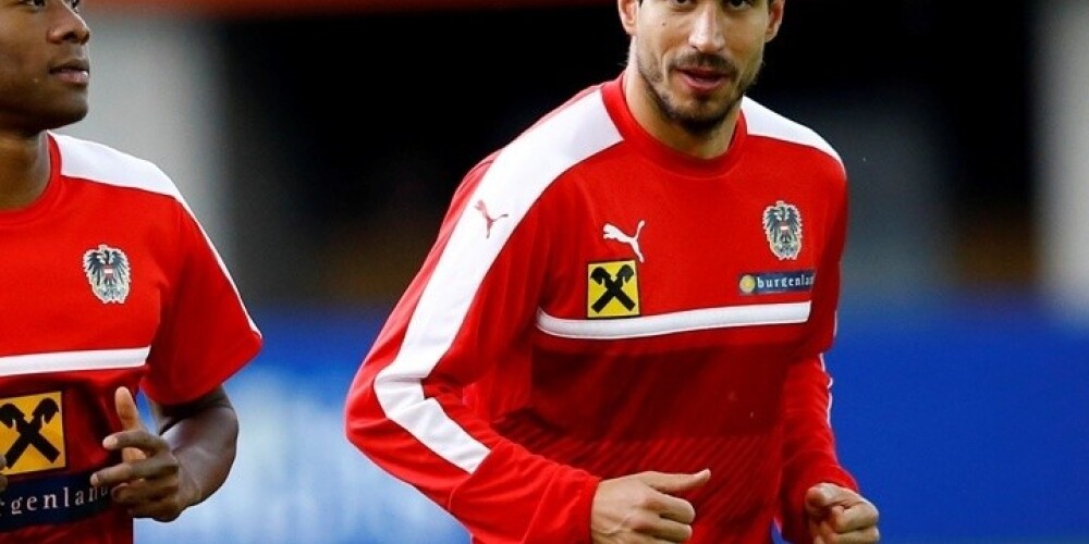 Austrijas izlases futbolists pirms spēles grasās dziedāt pretinieku himnu