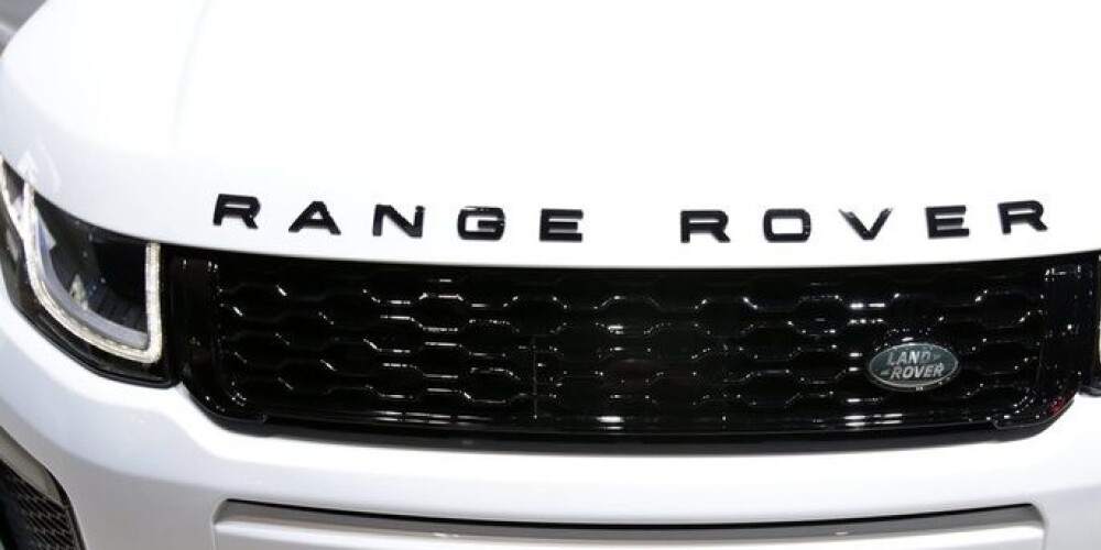 Pamatīgi iereibis "Range Rover" šoferis dod 500 eiro kukuli, lai tiktu cauri sveikā