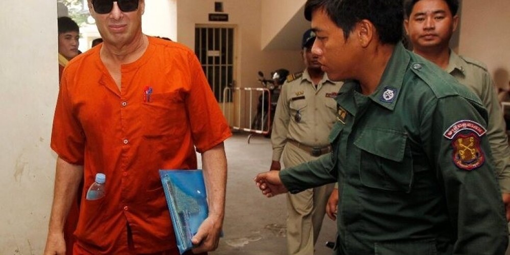 Amerikānim, kurš maksāja par seksu ar mazām meitenēm, Kambodžas tiesa piespriež 10 gadus cietumā