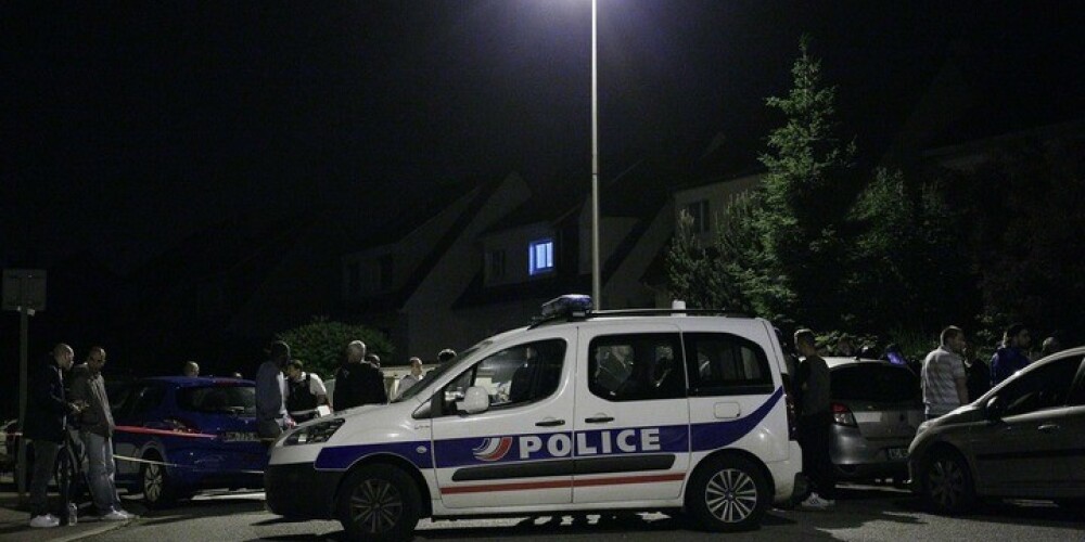 Trīsgadīga bērna acu priekšā islāmists Parīzē nodur viņa vecākus policistus