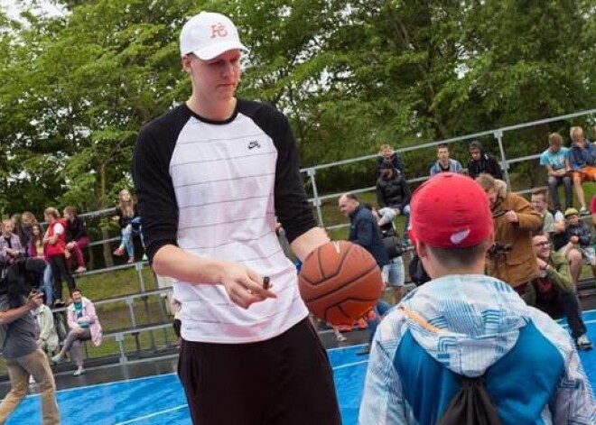 Liepājnieki gavilē: "Porziņģis!" Kristaps savai pilsētai uzdāvina basketbola laukumu. VIDEO