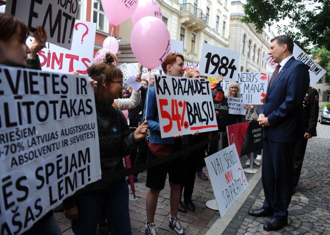 Pie Saeimas protestē pret olšūnu ziedošanas ierobežojumiem