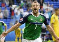 Eiropas čempionāta debitanti Ziemeļīrijas futbolisti pārspēj ukraiņus