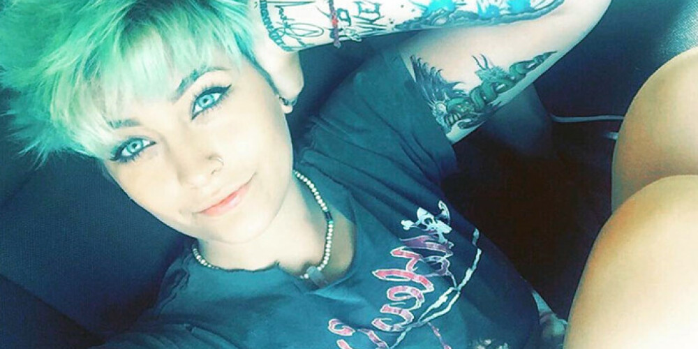 Maikla Džeksona 18 gadus vecā meita parāda savu 23. tetovējumu. FOTO