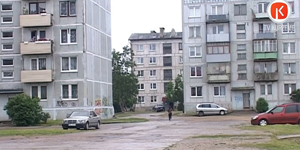 Trīs bēgļu ģimenes grib dzīvot Liepājā - tām varētu ierādīt dzīvokļus Karostā. VIDEO
