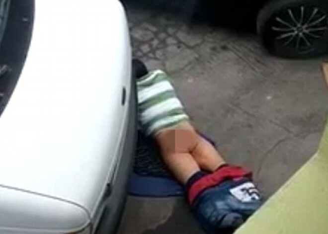Мужчину, занимавшегося сексом с асфальтом, засняли на видео
