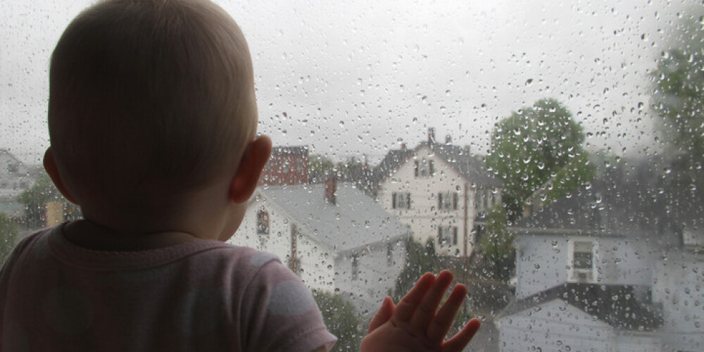 Divus gadus vecs bērns izkrīt pa atvērtu logu